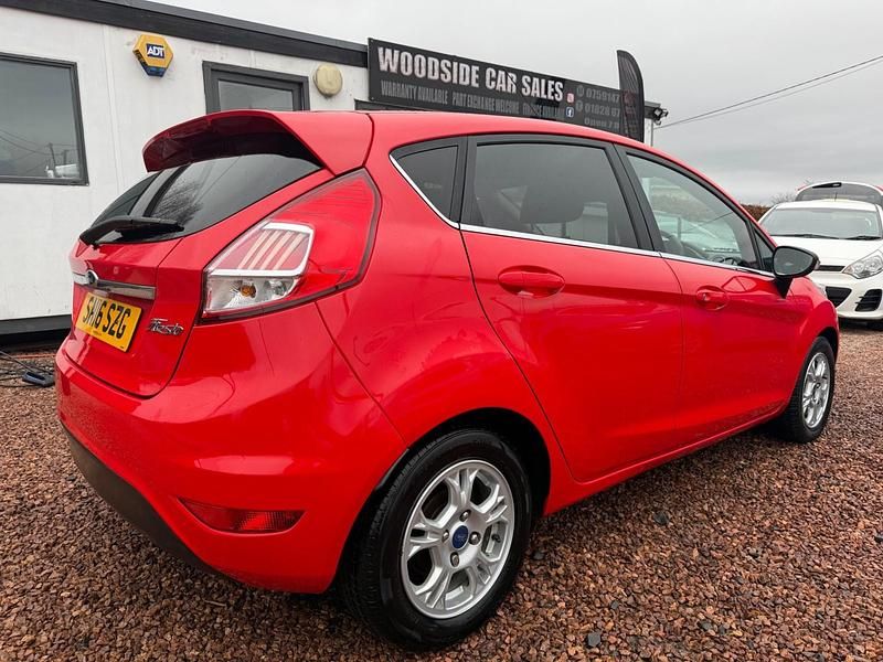 Used Ford Fiesta Titanium 75 HP (55 kW) 2016 Red Hatchback