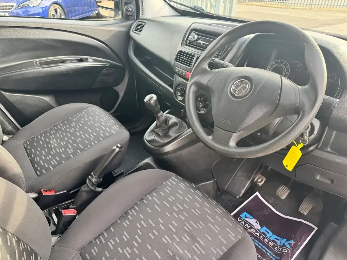 Used Vauxhall Combo Sportive 89 HP (65 kW) 2013 White MPV