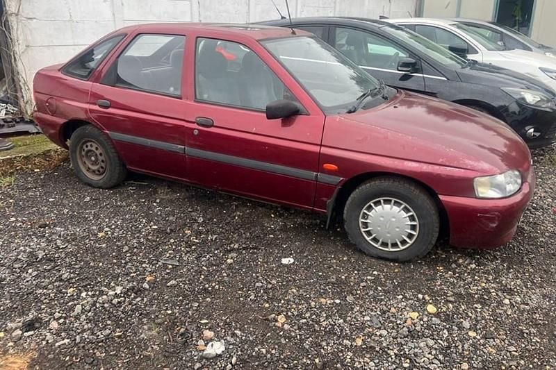 Red Used 1997 Ford Escort Hatchback | £650 - Image 1/1