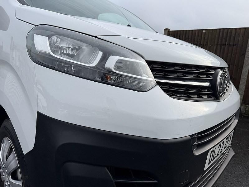 Second-hand Vauxhall Vivaro 100 CP (73 kW) 2022 Alb Monovolum