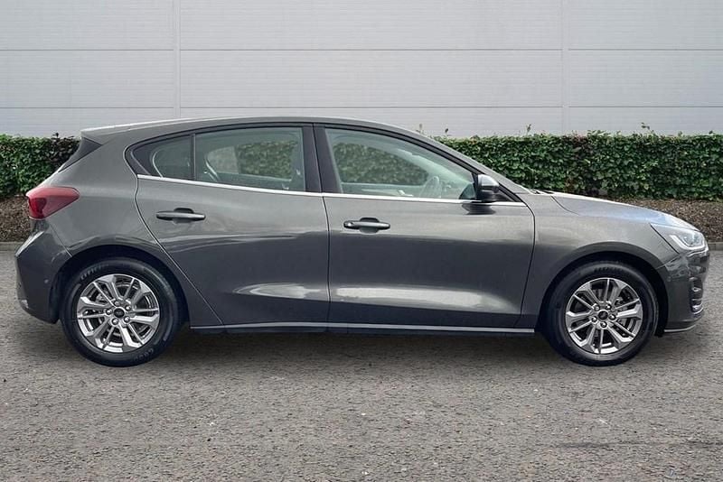 Begagnad Ford Focus Titanium 2025 Grå Halvkombi
