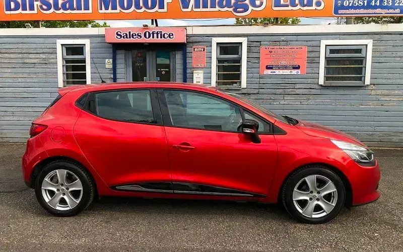 Used Renault Clio Dynamique 73 HP (53 kW) 2015 Red Hatchback