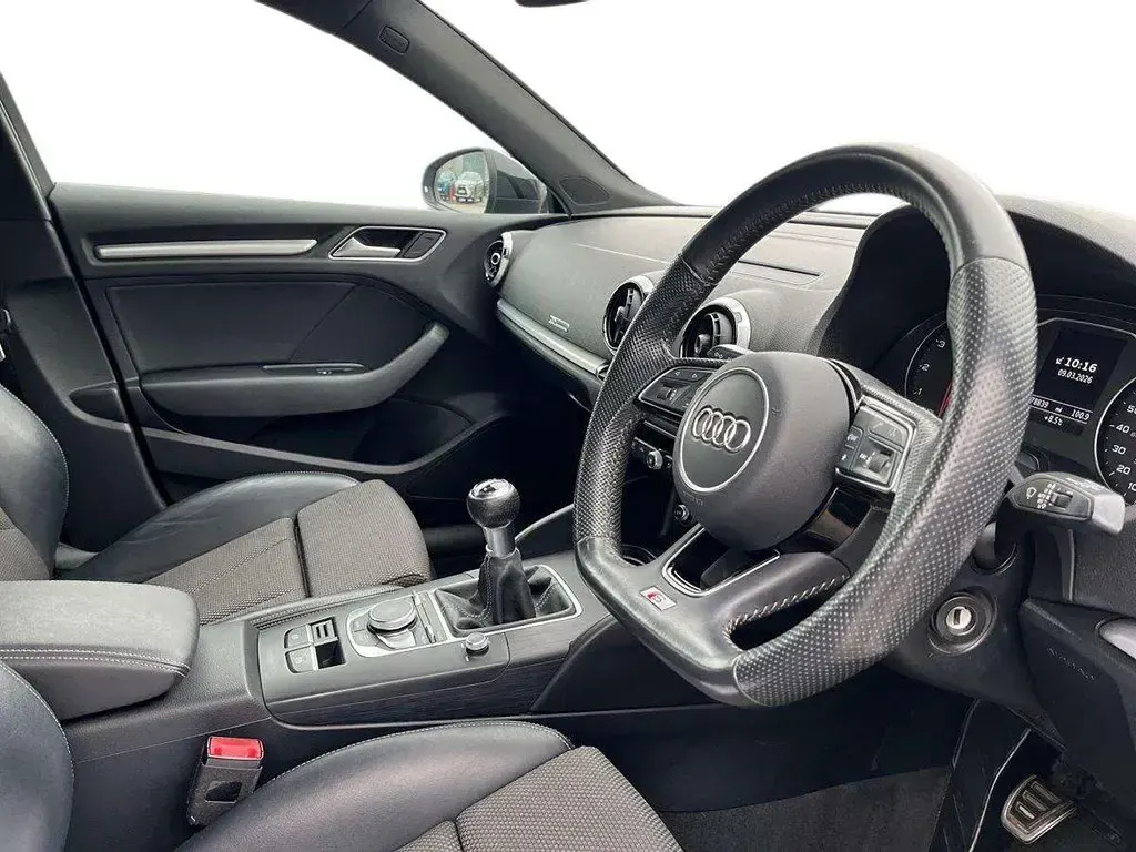 Usado Audi A3 Black Edition 113 HP (83 kW) 2019 Cinzento Sedan
