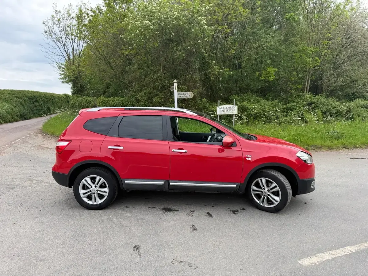Gebraucht Nissan Qashqai +2 N-TEC 110 PS (80 kW) 2011 Rot SUV