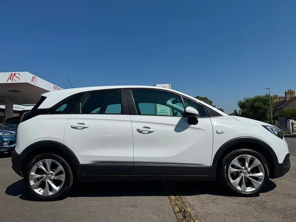 Used Vauxhall Crossland X S 2019 White SUV