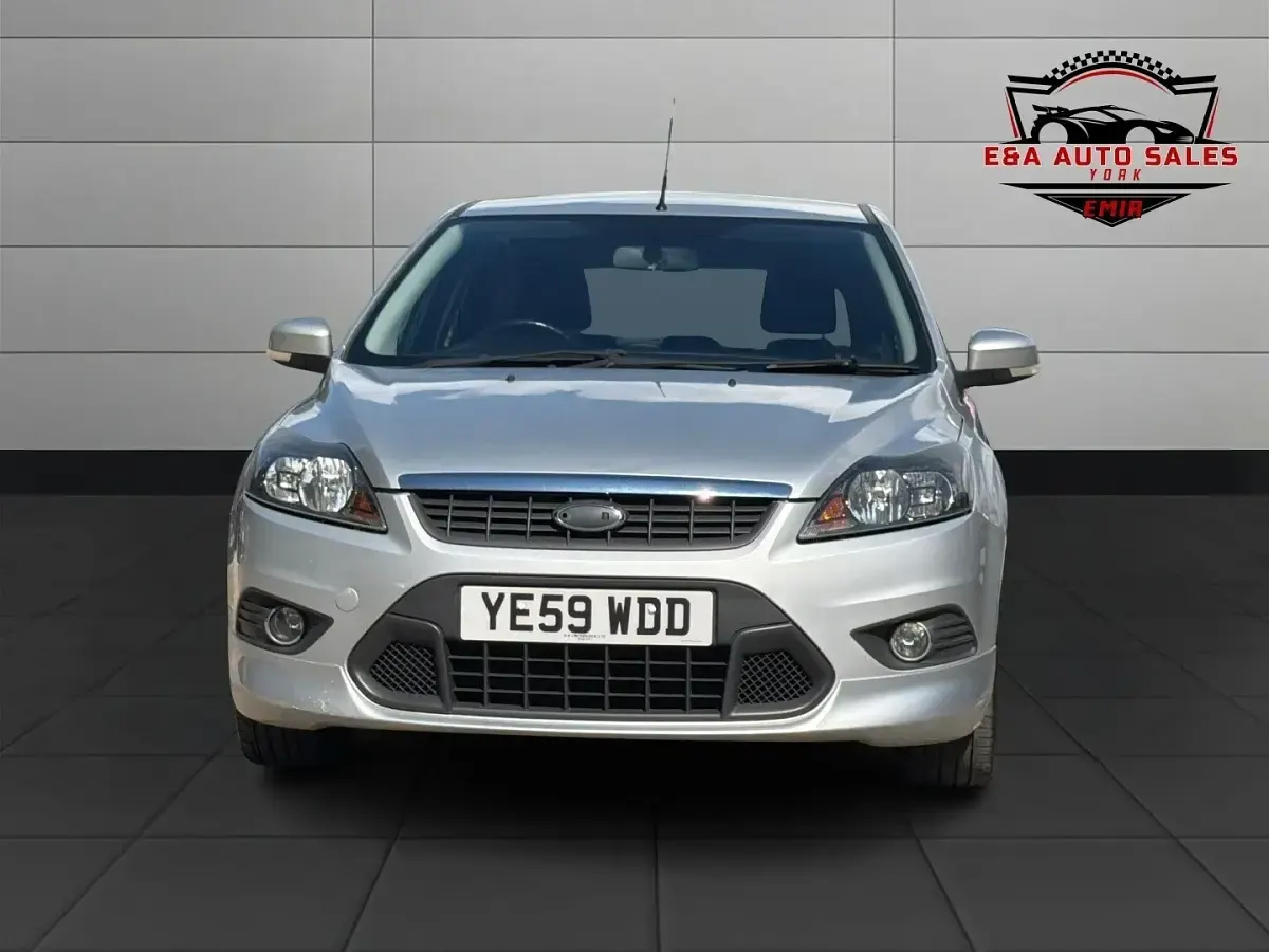 Used Ford Focus Zetec 125 HP (91 kW) 2009 Silver Hatchback