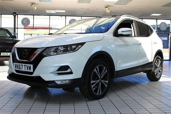 White Used 2017 Nissan Qashqai N-Connecta SUV | £9,390 (Fair price) - Image 1/4