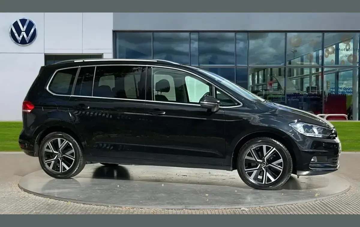 Used VW Touran SEL 150 HP (110 kW) 2025 Black MPV