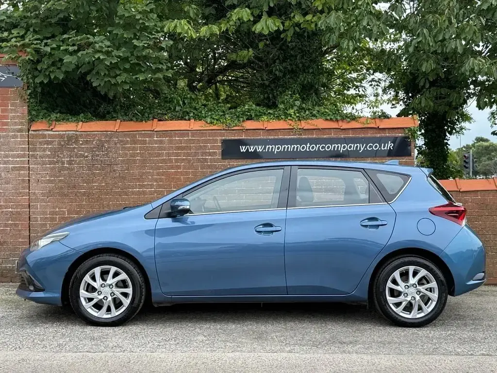 Used Toyota Auris 116 HP (85 kW) 2017 Blue Hatchback