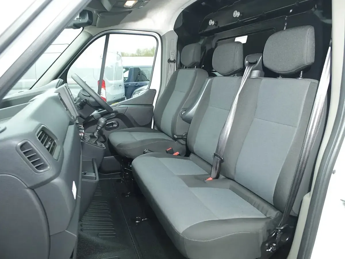 Used Renault Master 145 HP (106 kW) 2024 White MPV