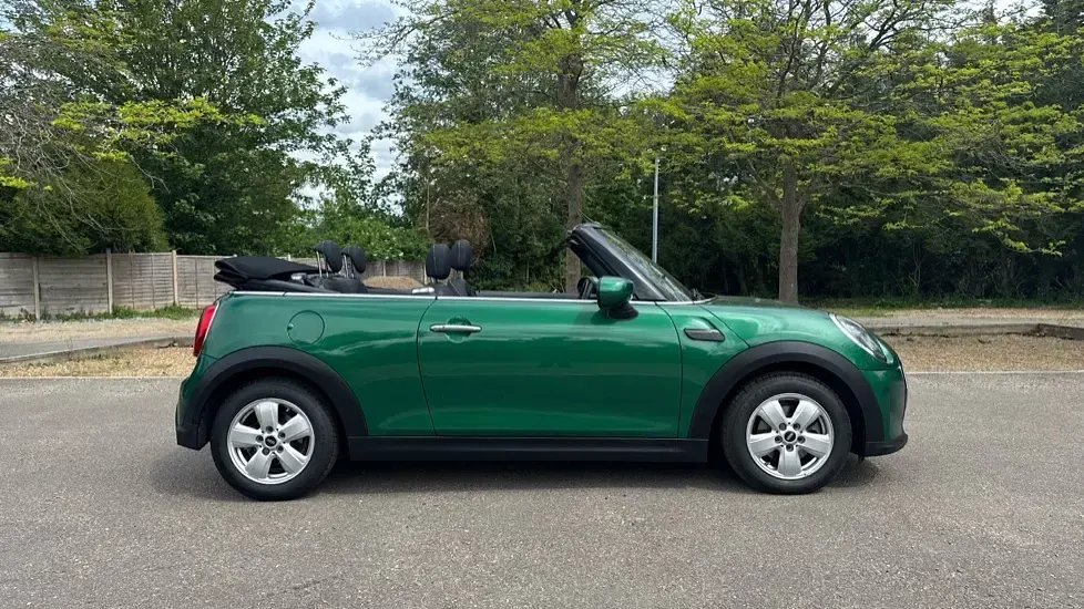 Usado Mini Cooper Classic 134 HP (98 kW) 2022 Verde Citadino