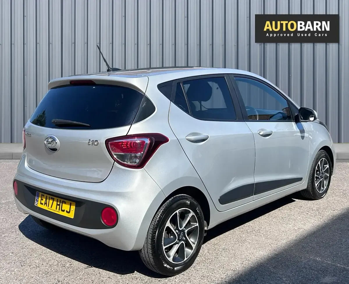 Used Hyundai i10 Premium 66 HP (48 kW) 2017 Silver Hatchback