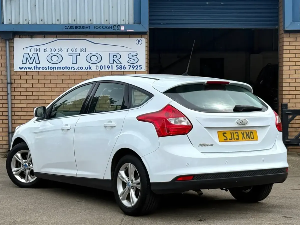 Used Ford Focus Zetec 2013 White Hatchback