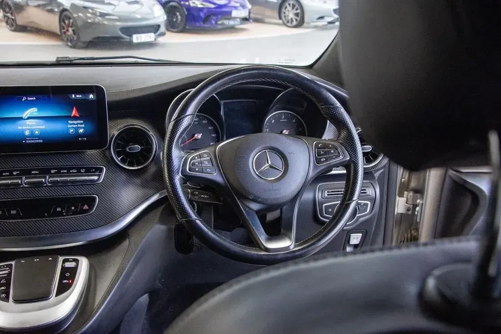 Usado Mercedes V220 AMG line 163 HP (119 kW) 2023 Prateado Monovolume