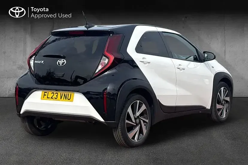 Used Toyota Aygo X 72 HP (52 kW) 2023 Pure white with black SUV