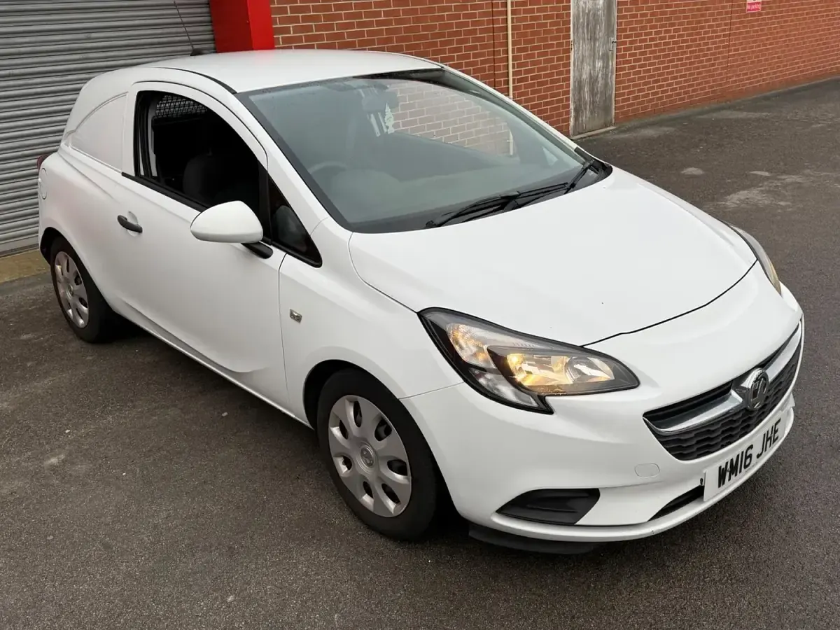 Used Vauxhall Corsa 95 HP (69 kW) 2016 White Hatchback