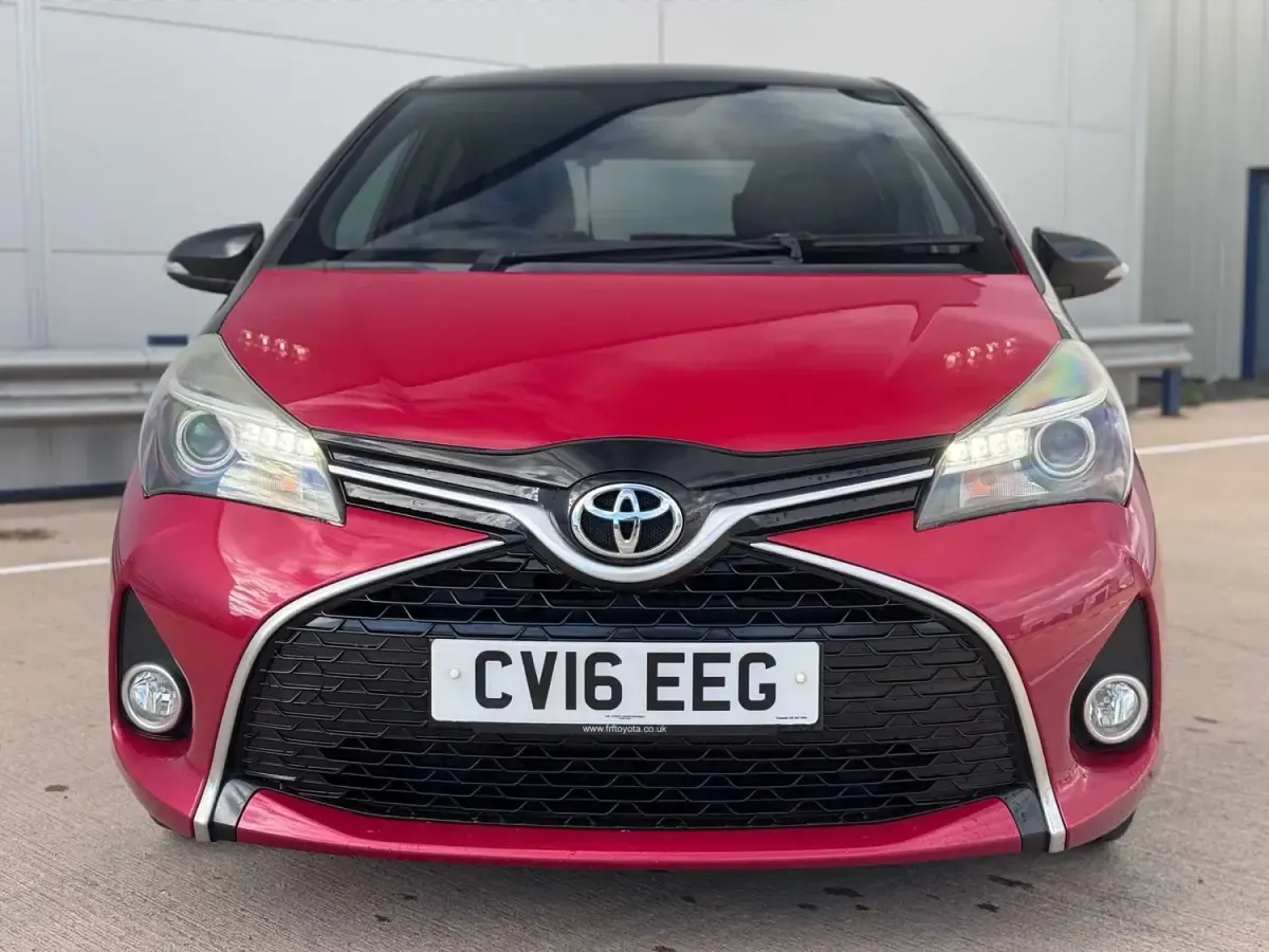 Begagnad Toyota Yaris Design 99 HK (72 kW) 2016 Röd Halvkombi