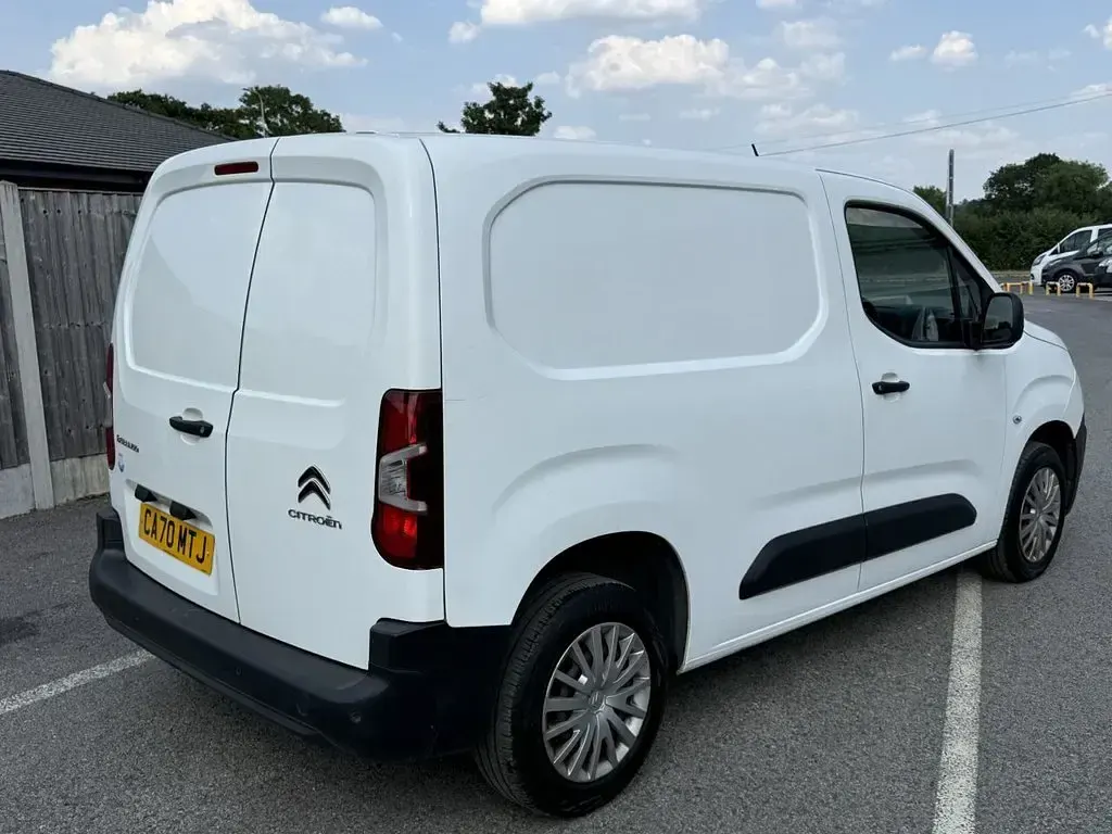 Used Citroën Berlingo Start 75 HP (55 kW) 2021 White MPV