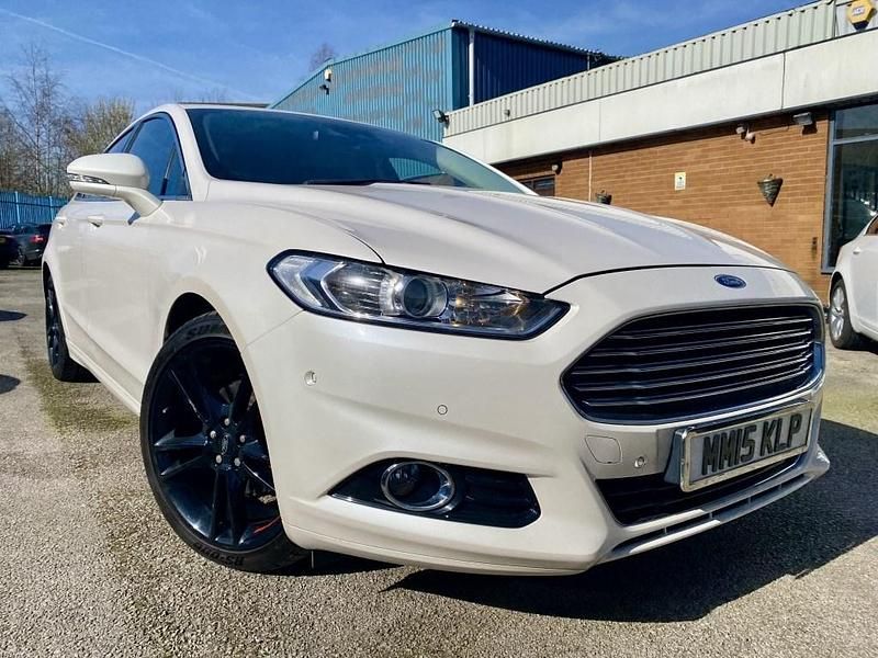 Used Ford Mondeo Titanium 180 HP (132 kW) 2015 White Hatchback