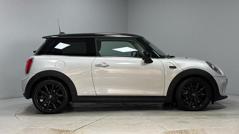 Usado Mini Cooper D Hatch 114 HP (83 kW) 2018 Prateado Citadino