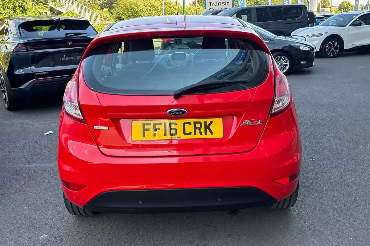 Used Ford Fiesta Zetec 100 HP (73 kW) 2017 Red Hatchback