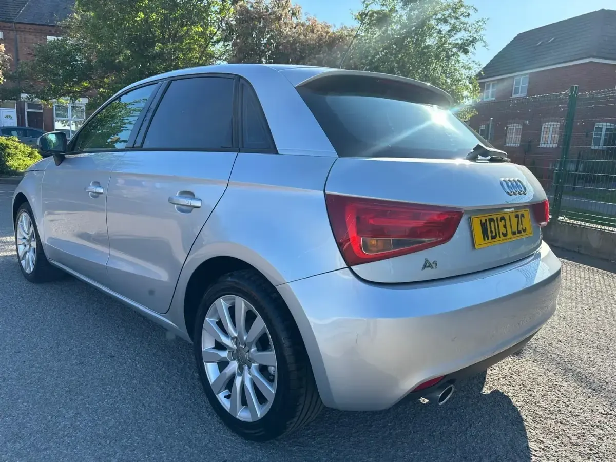 Usado Audi A1 Sportback Sport 105 CV (77 kW) 2013 Plateado Utilitario