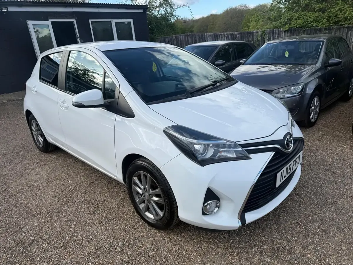 Used Toyota Yaris 99 HP (72 kW) 2015 White Hatchback