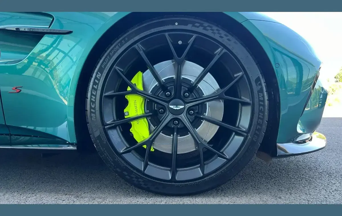 New Aston Martin V8 Vantage 670 HP (492 kW) 2026 Green Hatchback