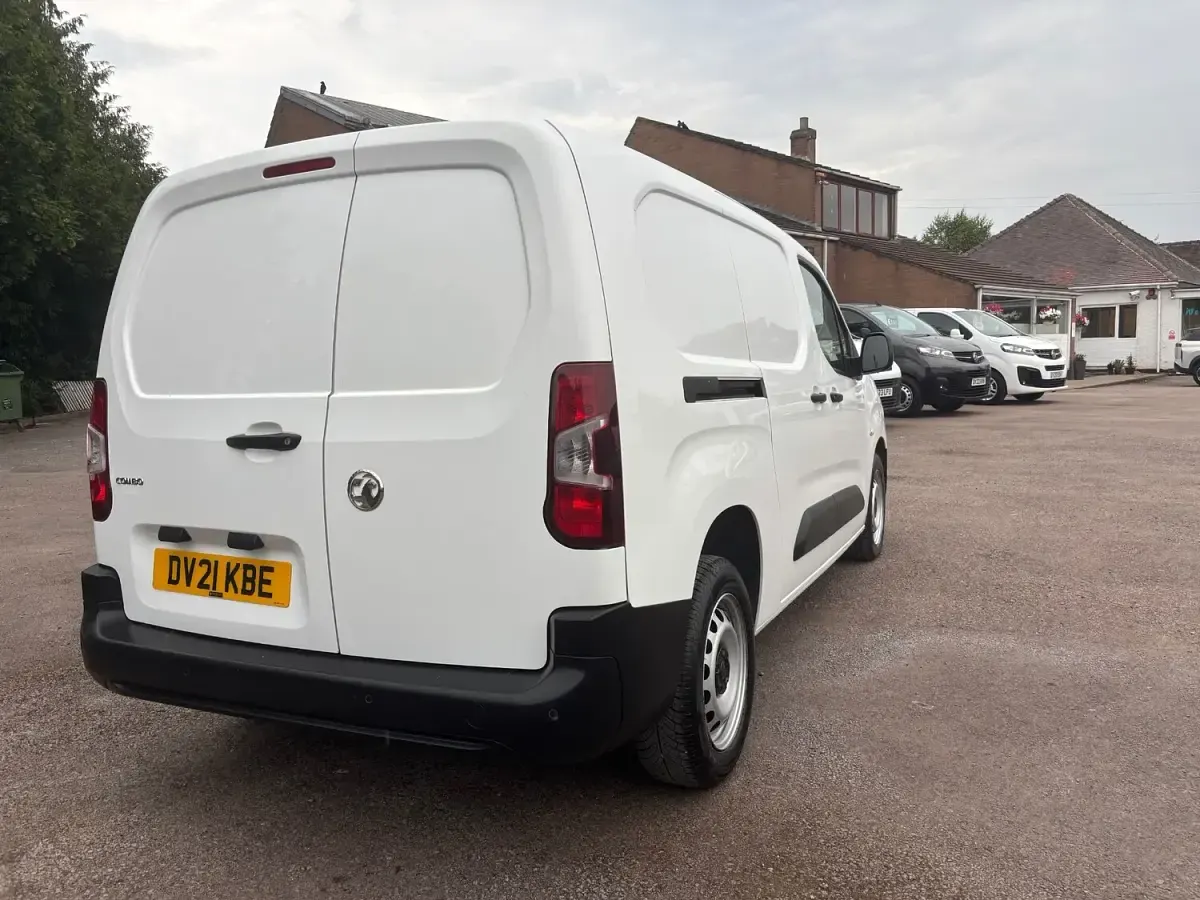 Used Vauxhall Combo 100 HP (73 kW) 2021 White MPV