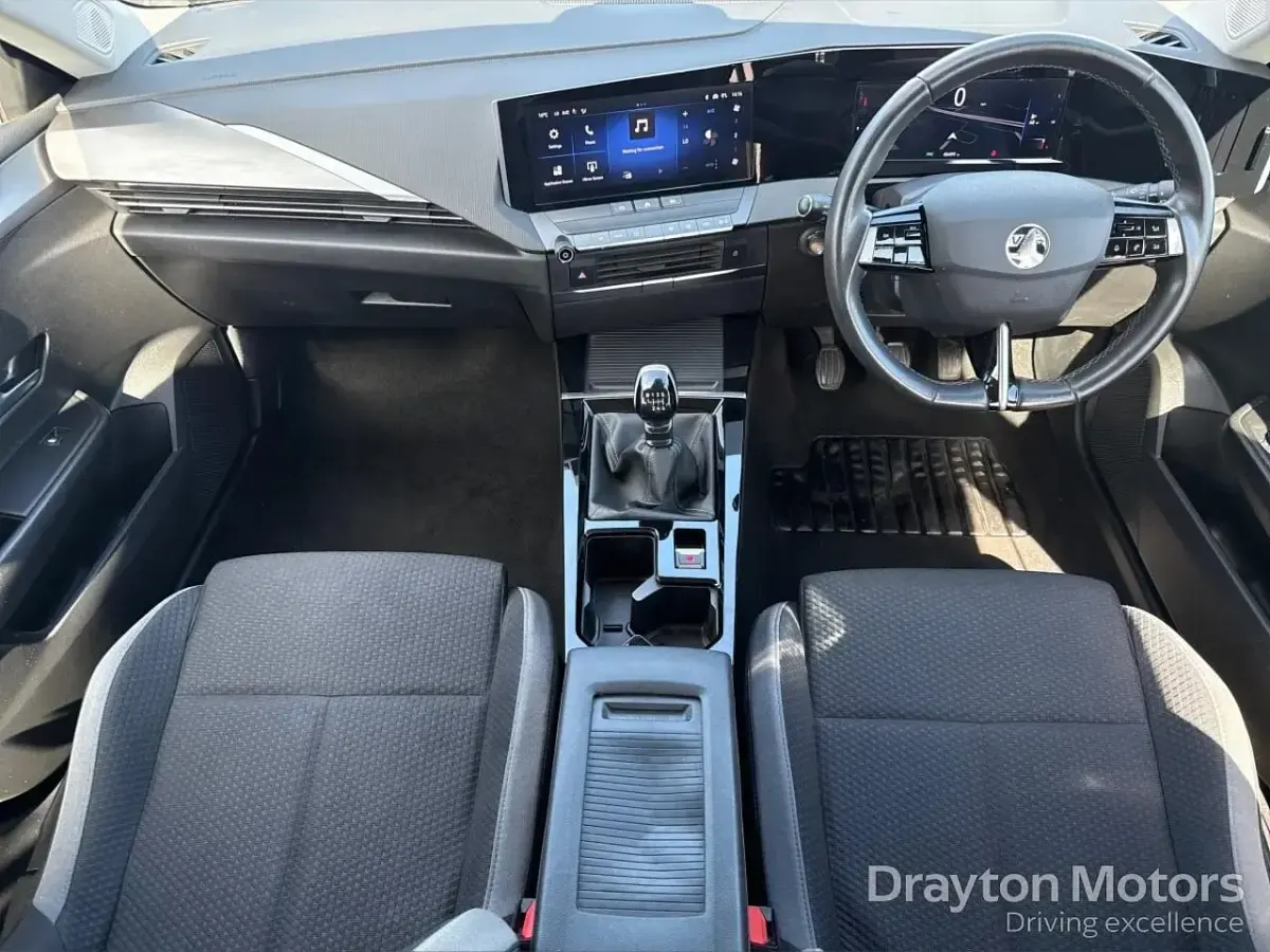 Second-hand Vauxhall Astra Design Edition 110 CP (80 kW) 2023 Negru Hatchback