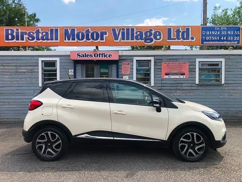Used Renault Captur Dynamique 90 HP (66 kW) 2015 Black/cream SUV