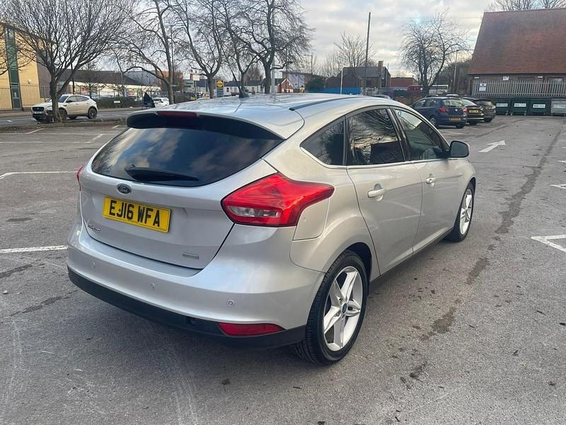 Used Ford Focus Zetec 125 HP (91 kW) 2016 Silver Hatchback