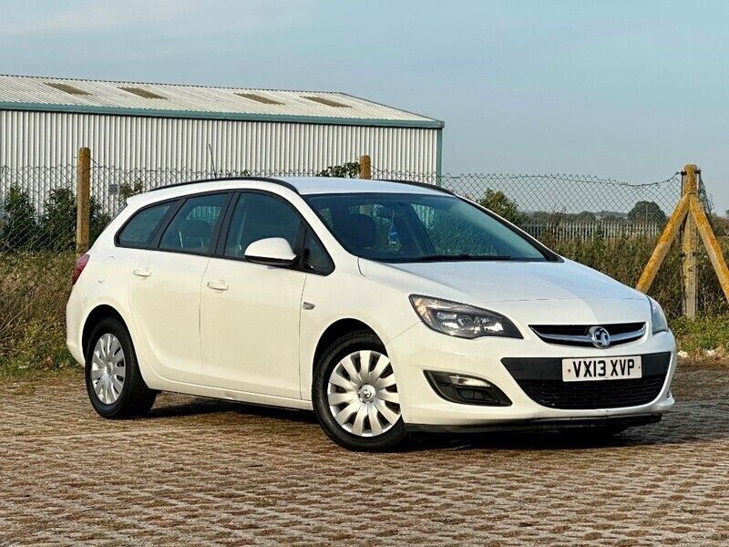 Used Vauxhall Astra S 95 HP (69 kW) 2013 White Estate