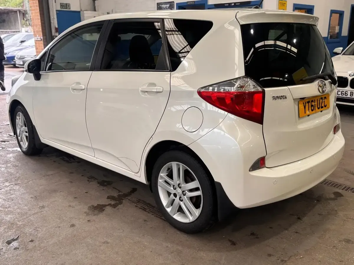 Usado Toyota Verso 2011 Branco Monovolume