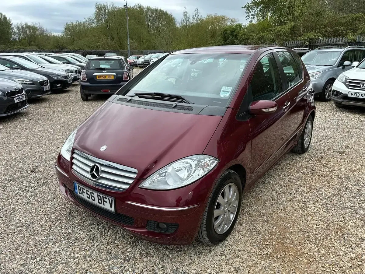 Begagnad Mercedes A180 Elegance 2006 Röd Halvkombi