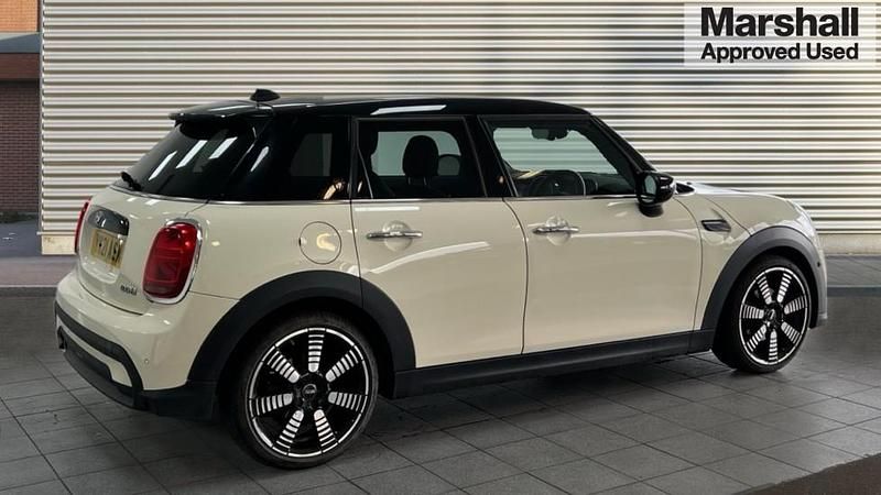 Begagnad Mini Cooper Exclusive 136 HK (100 kW) 2021 Vit Halvkombi