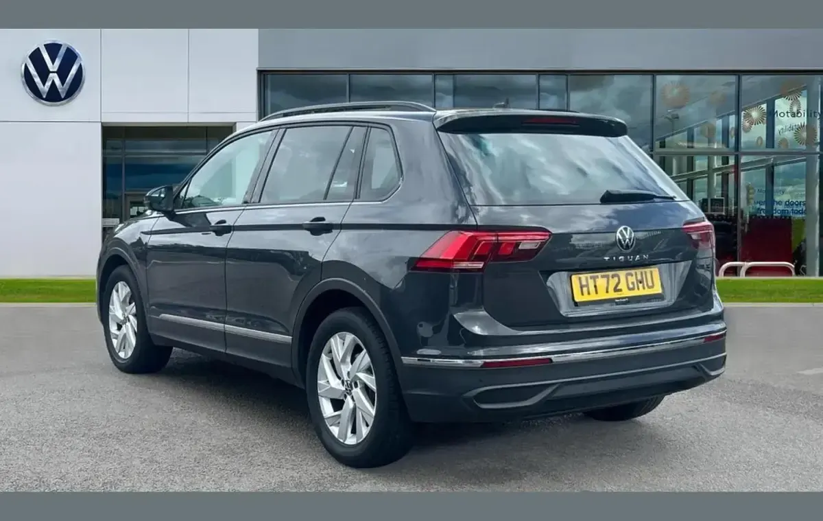 Usado VW Tiguan Life 150 CV (110 kW) 2023 Gris SUV