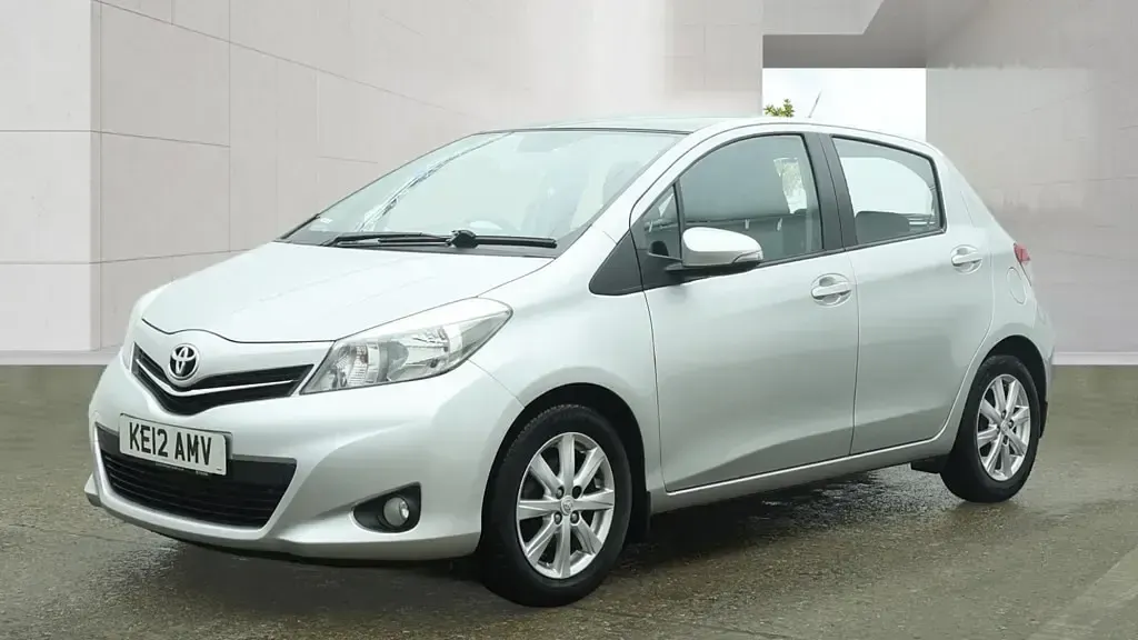 Used Toyota Yaris Multidrive S 99 HP (72 kW) 2012 Silver Hatchback