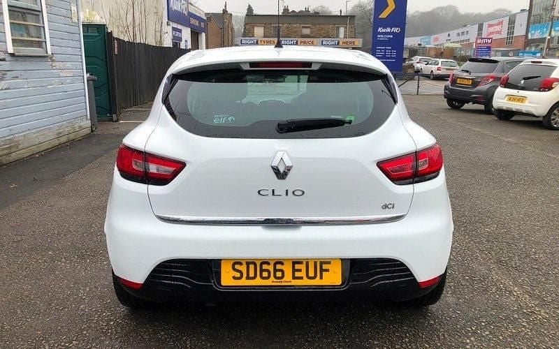 Used Renault Clio IV Dynamique 90 HP (66 kW) 2016 White Hatchback