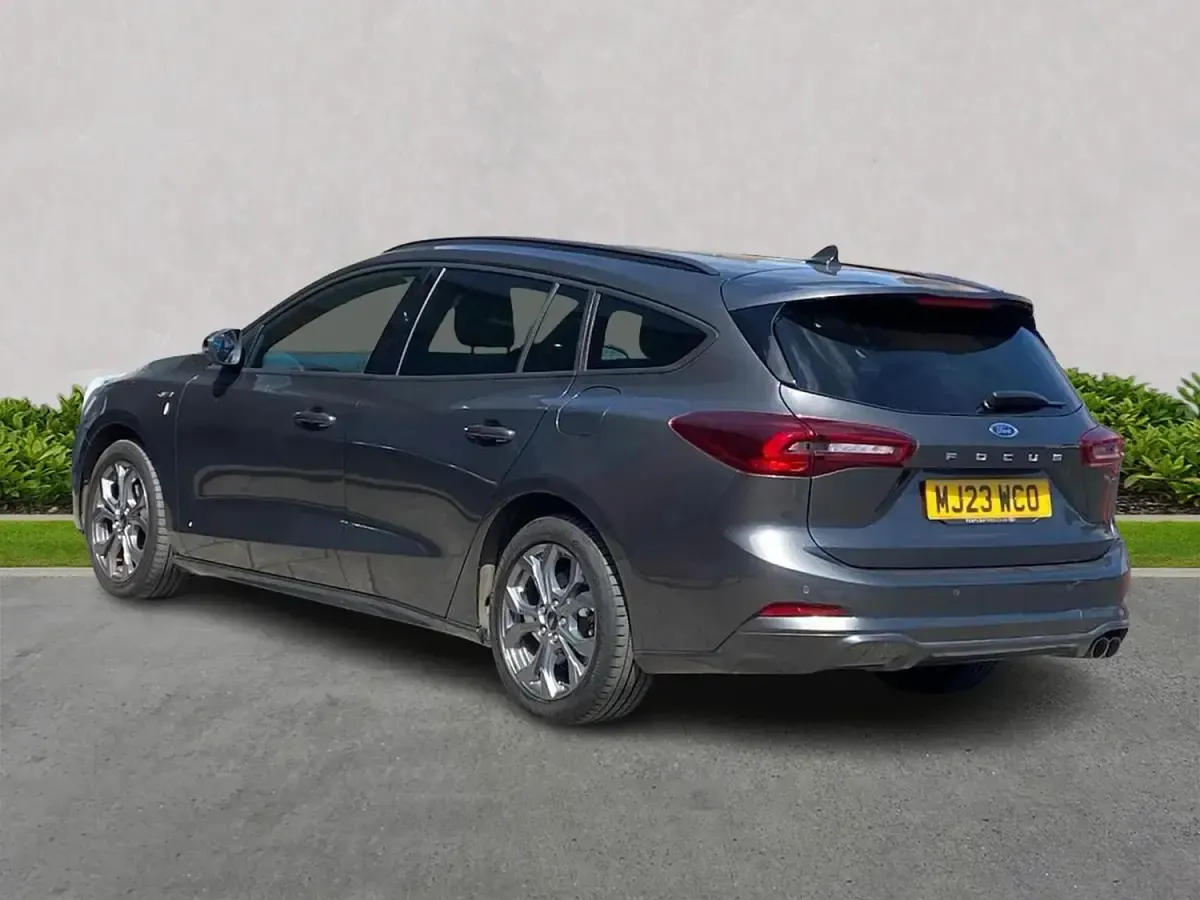 Usado Ford Focus ST-Line 125 HP (91 kW) 2023 Cinzento Carrinha