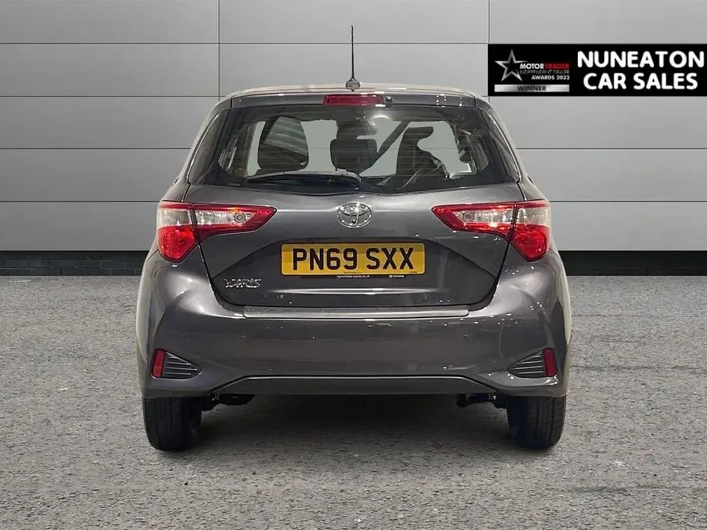 Begagnad Toyota Yaris 111 HK (81 kW) 2019 Grå Halvkombi