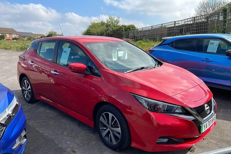 Begagnad Nissan Leaf Acenta 110 kW (150 HK) 2020 Röd Halvkombi