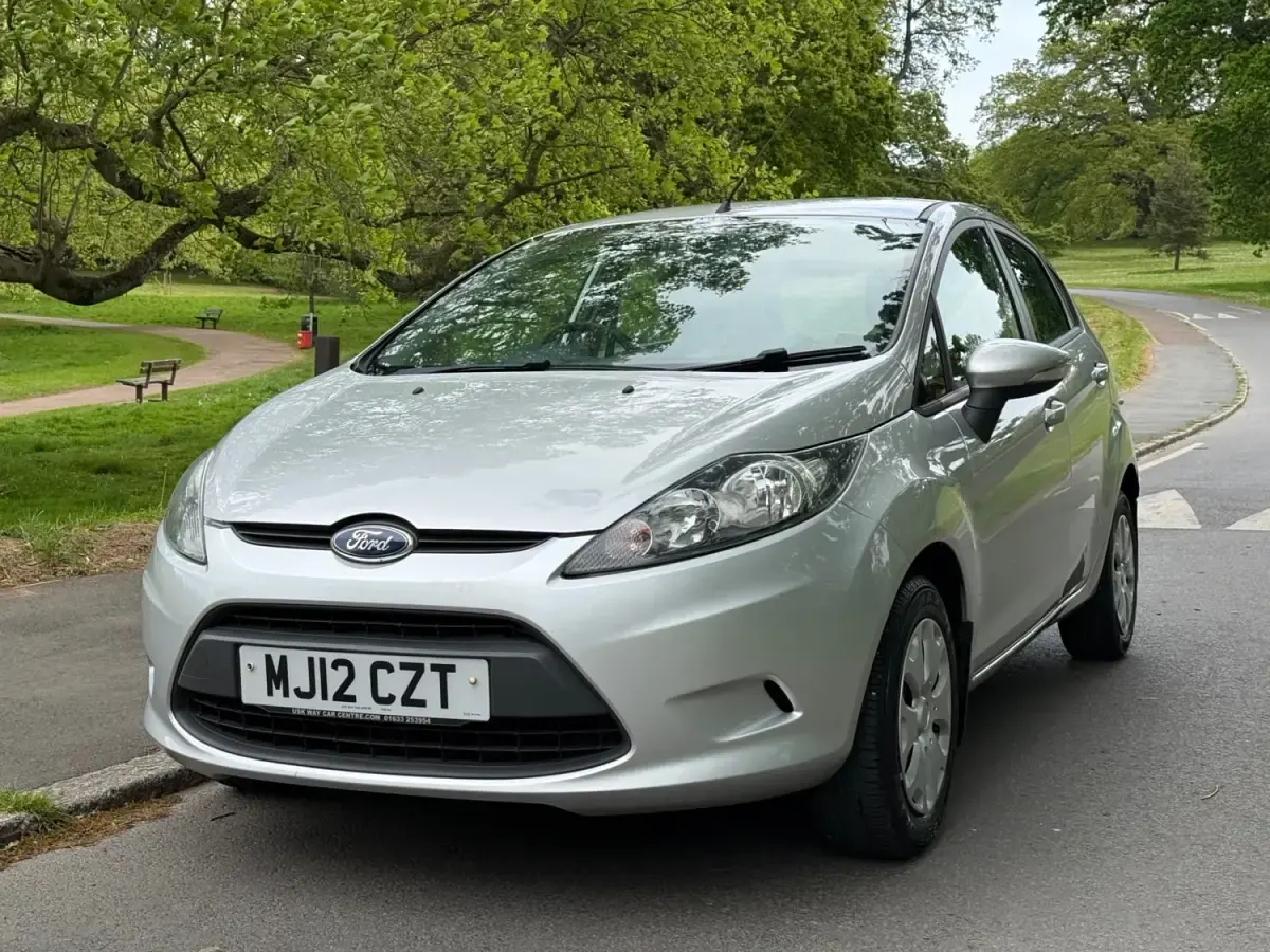 Usado Ford Fiesta 95 HP (69 kW) 2012 Prateado Citadino