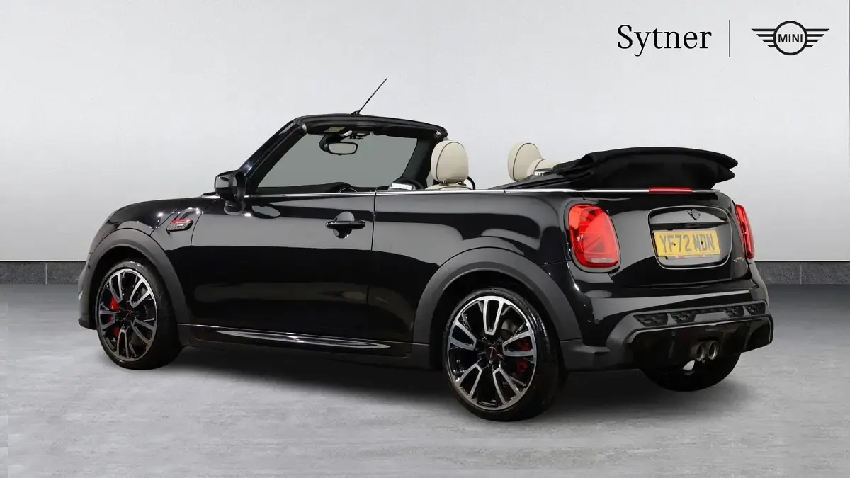 Begagnad Mini John Cooper Works 228 HK (167 kW) 2022 Svart Halvkombi