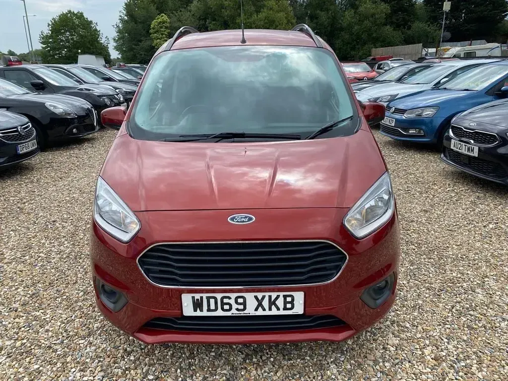Used Ford Tourneo Courier Titanium 100 HP (73 kW) 2020 Red MPV