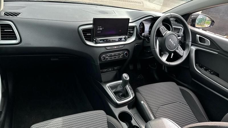 Usado Kia Ceed 138 HP (101 kW) 2025 Preto Citadino