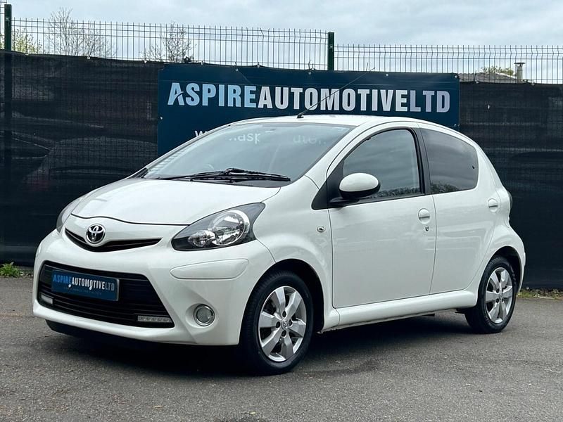 Used Toyota Aygo 68 HP (50 kW) 2013 White Hatchback
