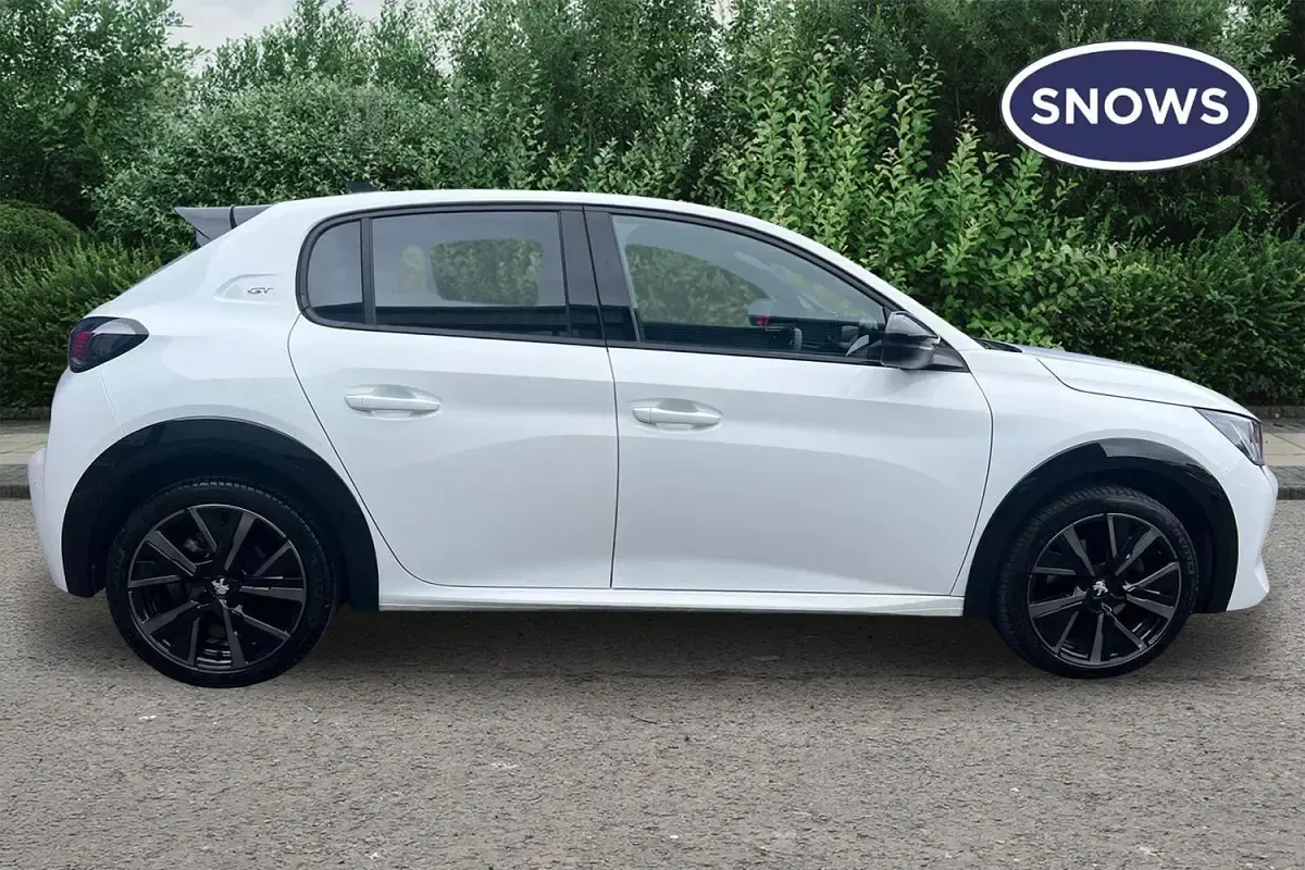 Used Peugeot 208 GT 101 HP (74 kW) 2023 White Hatchback