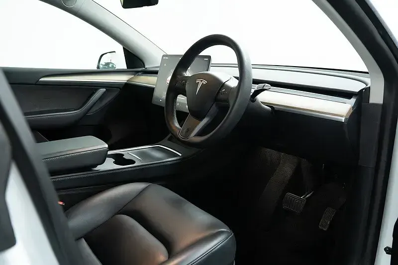 Used Tesla Model Y Long Range AWD 378 kW (514 HP) 2022 White SUV