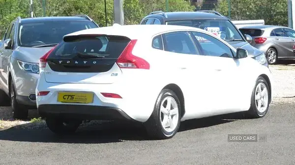 Used Volvo V40 SE 115 HP (84 kW) 2014 White Hatchback